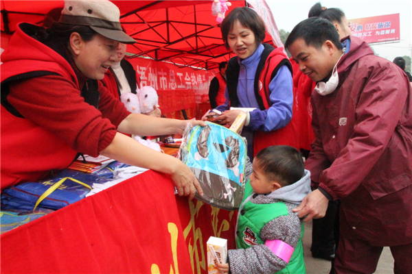 市总工会党员义工为返乡务工的小孩送上书包