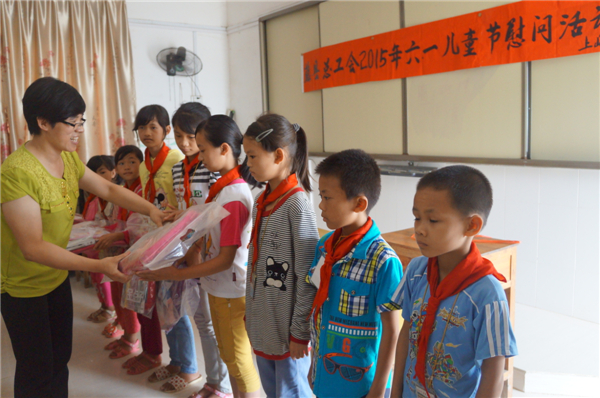 藤县总工会为东荣上峡村小学生送节日礼物