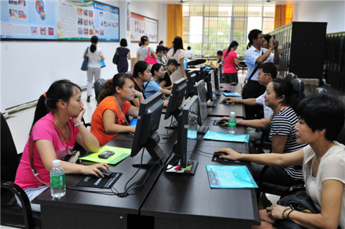 职工们在读书日里到市总职工书屋阅读图书