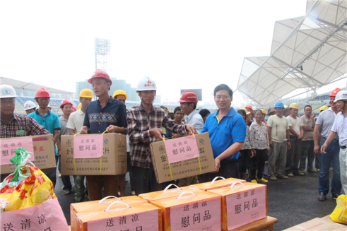 市总工会党组书记、常务副主席为在建体育场农民工送清凉
