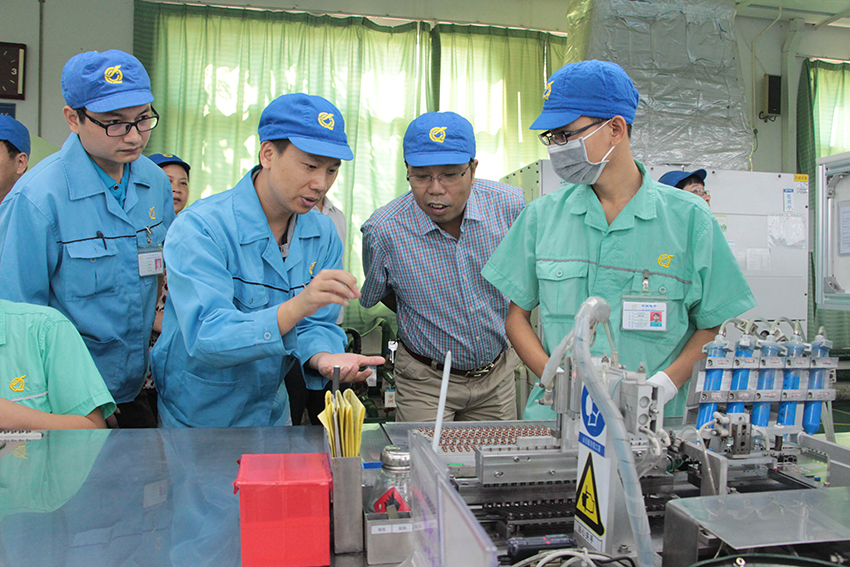 自治区总工会调研组到梧州市龙圩区平洲电子公司调研