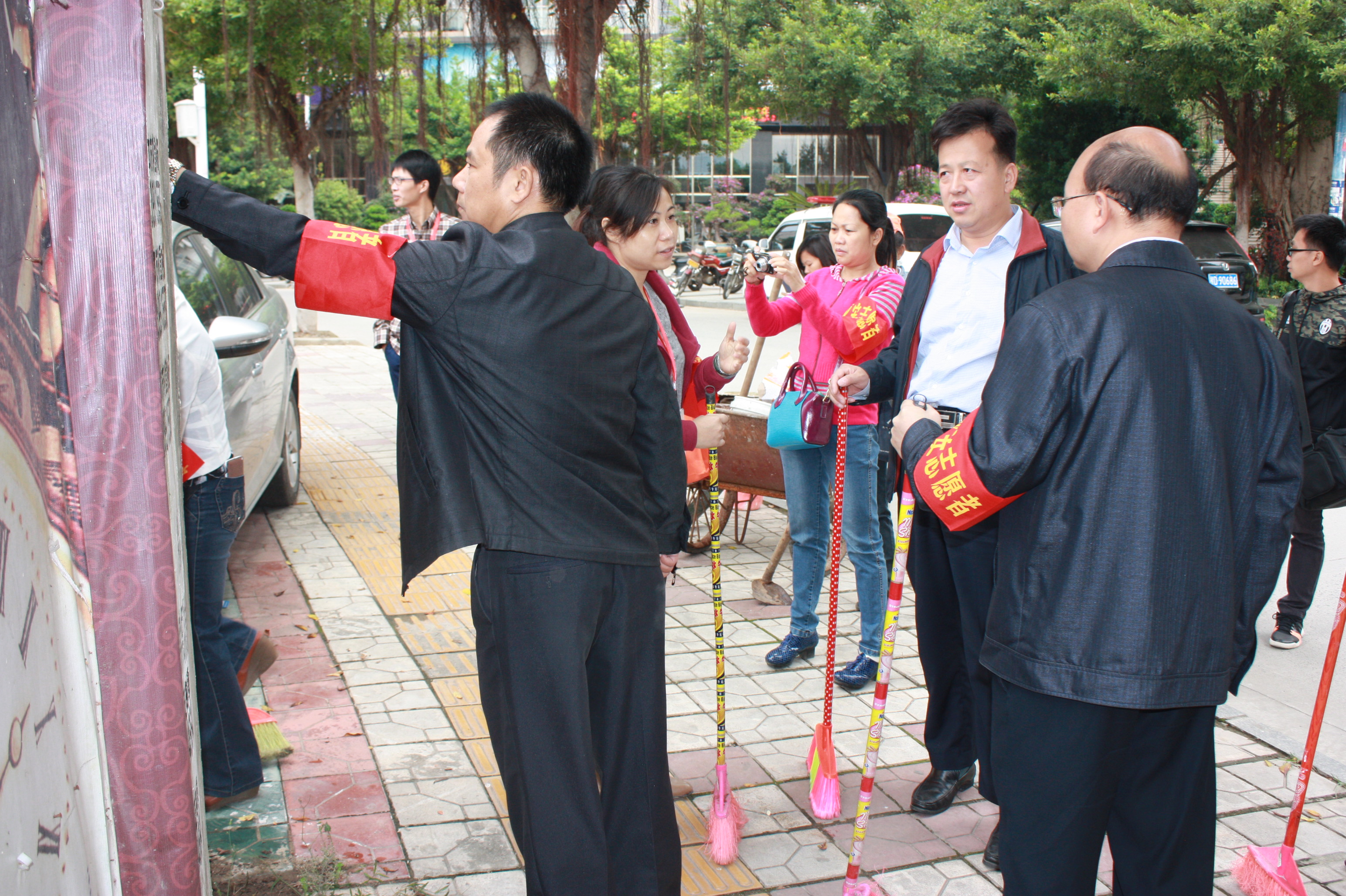 梧州市总工会组织党员志愿者开展城乡环境卫生整治活动