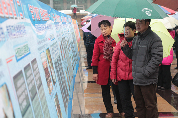 梧州市总工会组织干部职工观看“查处发生在群众身边的‘四风’和腐败问题专项工作成果展”