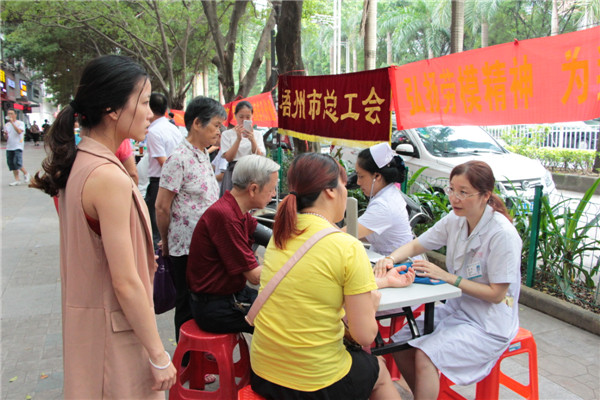 劳模为群众义诊.JPG