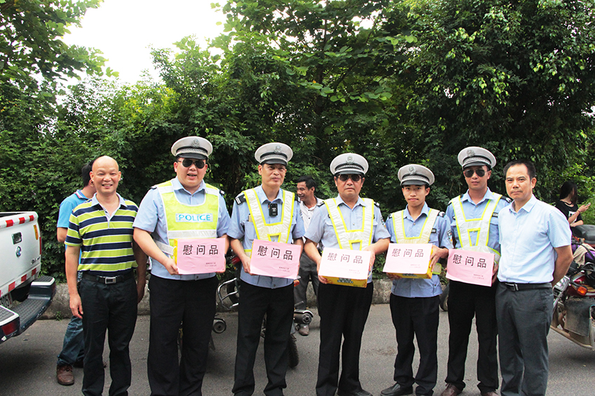 梧州市总到一线交警工作岗位上送清凉送关怀(图文)