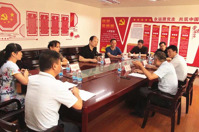 自治区总工会副主席周健到我市调研企业民主管理工作