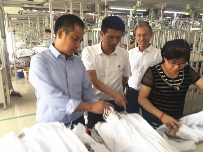 深入挂点帮扶村开展扶贫调研