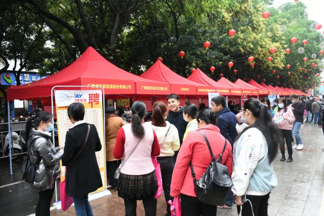 “春风送真情 就业暖民心”活动在旺城广场举行