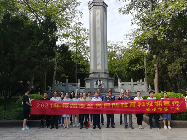 瞻仰烈士纪念碑，在缅怀烈士中提升国防意识