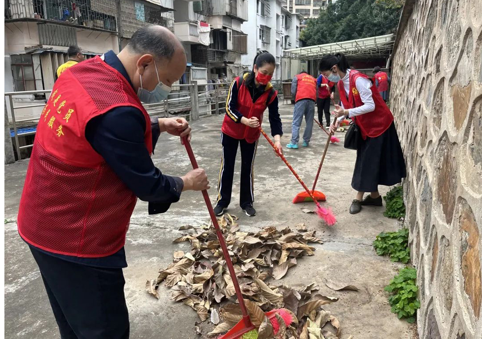 群力协作同清洁，学习雷锋好榜样