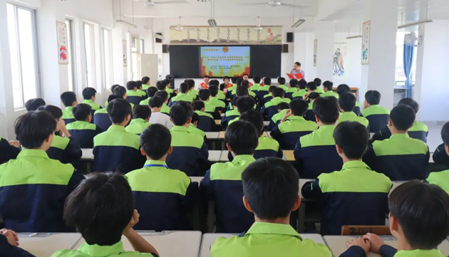 劳模精神进校园丨梧州市总工会“双进”活动走进广西工商技师学院