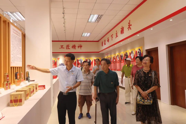 退休不褪色，丹心永向党丨市总工会退休党支部开展主题党日活动