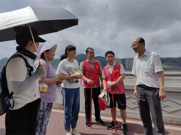 梧州市总工会“送清凉”慰问坚守在防汛抗洪一线的职工