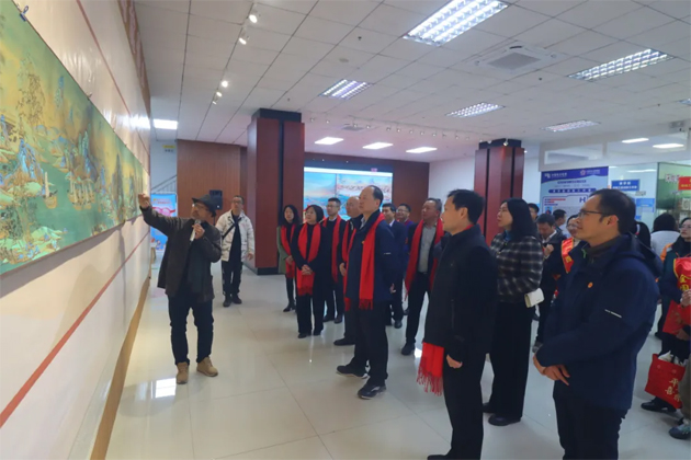 长卷画《万里茶船古道图》在市职工之家展出引起轰动
