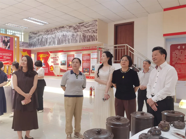 中国曲艺家协会专家组走进职工之家参观“潘楚华艺术事业主题档案展”