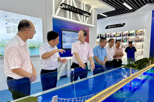 送清凉到工地 “娘家人”在护航 | 梧州市总工会走进苍容浔江大桥项目工地开展送清凉活动