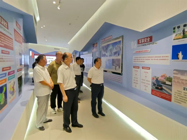 市总工会干部职工参观梧州市总体国家安全观教育展和纪念中国人民抗日战争暨世界反法西斯战争胜利80周年党的隐蔽战线主题展