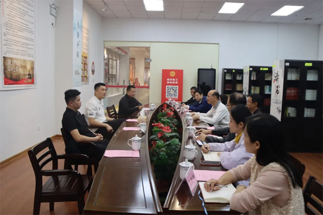 梧州市总工会与广西翅冀钢铁有限公司开展工会工作交流