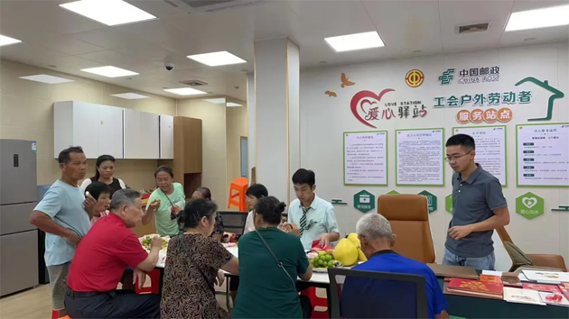 把思念和祝福邮回家丨藤县邮政工会驿站开展外出务工人员免费邮寄月饼暨积分兑月饼活动
