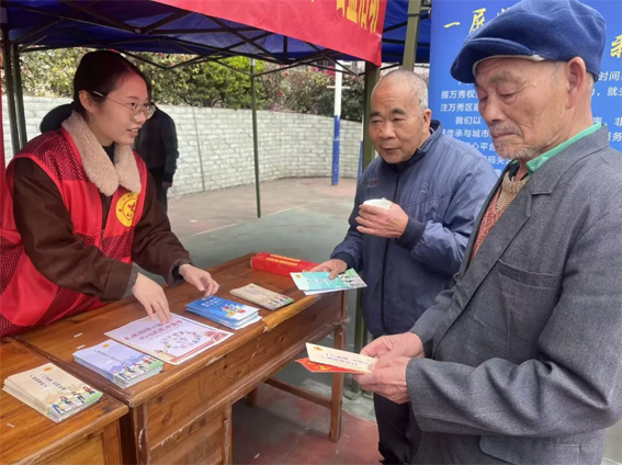 万秀区总工会开展春节“送万福、进万家” 公益活动